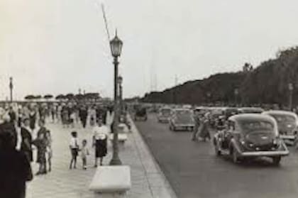 Del antiguo balneario en la Costanera Sur, hoy se mantiene el paseo cercano a la fuente de las Nereidas