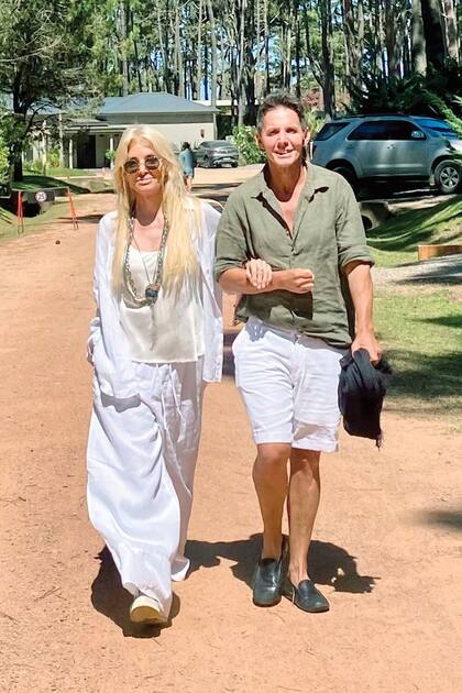 Del brazo de su gran amigo de toda la vida, Gerard Confalonieri. La hija de Susana Giménez complementó su conjunto de camisa y palazzo de lino con una canasta de Prada y zapatillas de Dior.