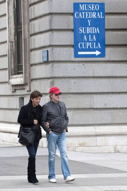 Del brazo de su marido por las calles de Madrid