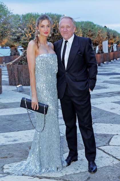 Del brazo de su padre, François-Henri Pinault, Mathilde lució un strapless con flecos y brillos firmado por Balenciaga, al que sumó un clutch con cadena y pendientes largos.