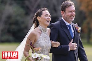 Del brazo de su papá, el reconocido entrepreneur y presidente de Olimpíadas Especiales Argentinas Diego Pando Soldati, la novia caminó con mucha tranquilidad por el parque hasta el altar.