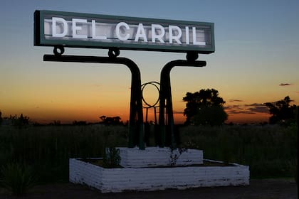 Del Carril es un pueblo por el que Juan Manuel Fangio pasaba asiduamente para visitar a Augusto Ulderico Cicaré, reconocido inventor del primer helicóptero monoplaza de Sudamérica