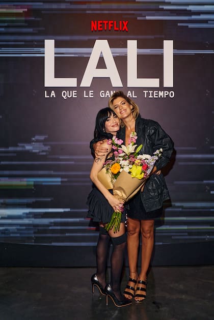 Del Cerro también recurrió a las redes sociales para hablar de su amiga. "Qué hermosura toda vos. Tu inteligencia, tu sabiduría y tus pies sobre la tierra siempre y desde siempre", escribió en una historia de Instagram. Al estreno, además, le llevó un ramo de flores