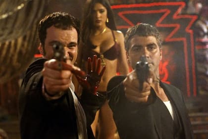 Tarantino en una de sus más célebres incursiones como actor, y Clooney recién salido de ER, los villanos de la película