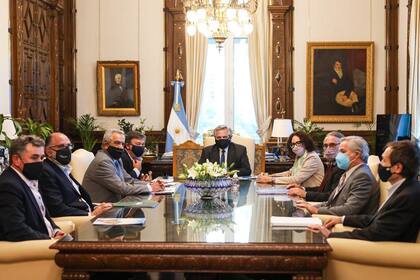 Del encuentro participaron, además, el canciller Felipe Solá, el ministro de Agricultura Luis Basterra, el secretario de Asuntos Estratégicos, Gustavo Béliz, y la vicejefa de Gabinete, Cecilia Todesca