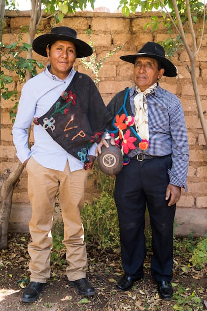 Diego Paredes y su padre Santos visten su ropa de gala, listos para participar de la minga.