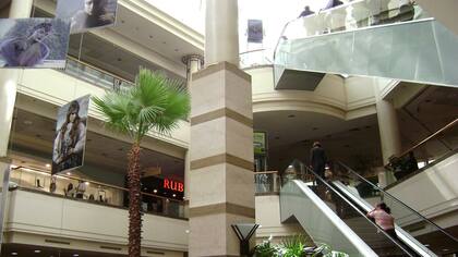 Del número de extranjeros que llegan a algunos de los shoppings de Santiago, casi la mitad son argentinos; les siguen los brasileros