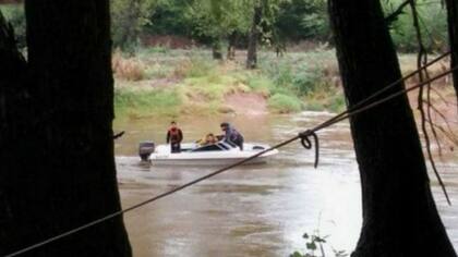 Del operativo participan lanchas particulares, un gomón policial, buzos tácticos y personal de bomberos de Arrecifes con la colaboración de efectivos de Capitán Sarmiento y San Antonio de Areco