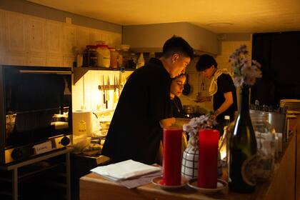 Del otro lado de la barra está la cocina, donde la magia sucede a la vista.