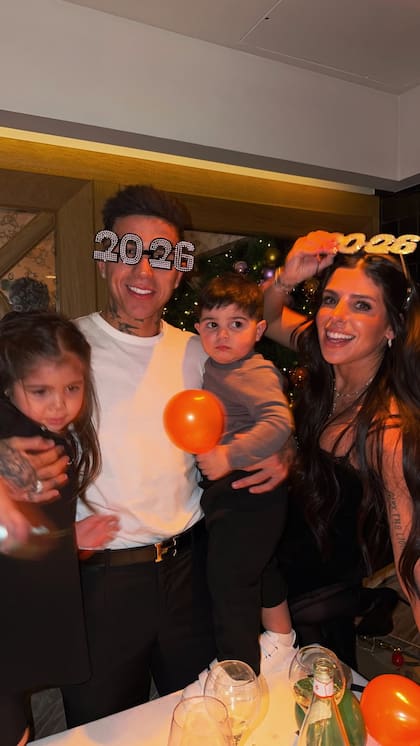 Del otro lado del Atlántico, la exparticipante de Masterchef Celebrity Valentina Cervantes recibió 2026 junto al campeón del mundo Enzo Fernández y sus hijos Olivia y Benjamín