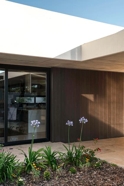 Del paisajismo se ocupó el arquitecto, con la asesoría del personal del vivero Santa Deolinda, en el que se compraron todas las plantas.