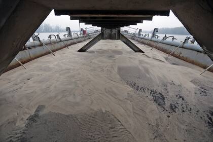 Con el barco repleto de arena, se emprende el regreso al puerto de La Boca