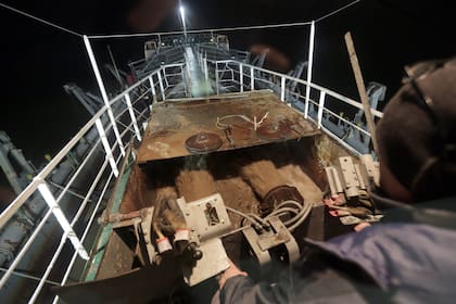 El arenero zarpa del puerto de La Boca y tarda 12 horas en hacer 230 km para llegar al banco de arena