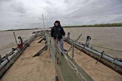 El barco va en busca de un banco de arena a 20 metros de profundidad, de donde extraerá 2100 toneladas