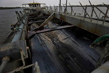 Luego de navegar 14 horas remontando 180 kilómetros río arriba desde el Puerto de Buenos Aires, la embarcación suelta sus anclas y fondea frente al Puerto de Ibicuy, en Entre Ríos