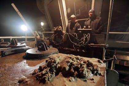 La tripulantes van trabajando por turnos, mientras unos trabajan los otros descansan y así se van turnando a lo largo del viaje