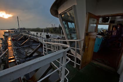 La arena es extraída por bombas hidráulicas que la depositan en una tolava