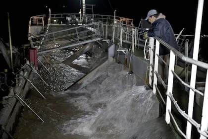 Los bancos de arena a veces se agotan y, para que vuelvan a ser productivos, debe pasar medio año hasta que el río y las dragas vuelvan a depositar arena en el lecho