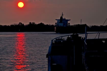 El sol saluda a los tripulantes del arenero