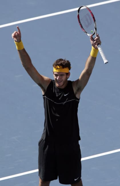 Del Potro alza su raqueta durante el US Open 2009