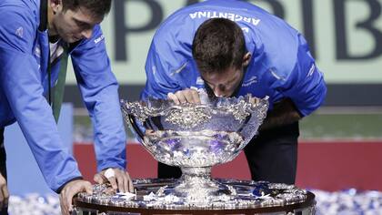 Del Potro besa la Copa Davis, ganada en noviembre