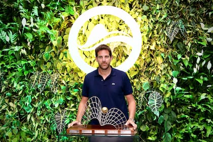 Del Potro, con el trofeo que recibirá el campeón del Río Open 2025 y que él entregará este domingo.