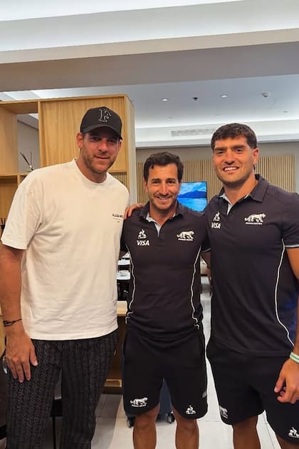 Del Potro con Santiago Gómez Cora y el capitán Santiago Álvarez Fourcade, en el Ministro Pistarini; para los Pumas 7s la gira por Asia y Oceanía es la más demandante de la temporada.