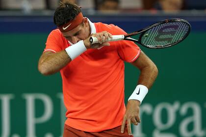 Del Potro debió abandonar su partido ante Coric en Shanghai.