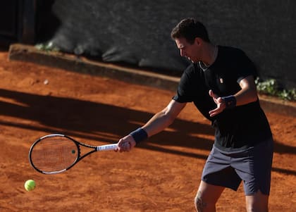 "Los estiramientos y el calentamiento son fundamentales para prevenir lesiones", afirma Simeoni. Juan Martín del Potro realiza ejercicios de precalentamiento antes de un partido