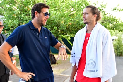 Del Potro, en el ATP 500 de Río de Janeiro, charla con el alemán Alexander Zverev, número 2 del mundo, que fue eliminado por Francisco Comesaña en los cuartos de final