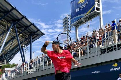 Del Potro, en un entrenamiento en US Open, con el Arthur Ashe de fondo
