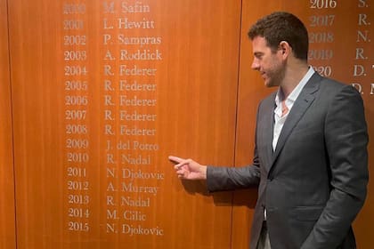 Del Potro en el sector del vestuario del US Open donde figuran los campeones masculinos de singles: en 2009, después de cinco títulos de Federer, aparece su apellido