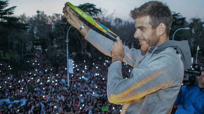 Del Potro exhibe su medalla en Tandil