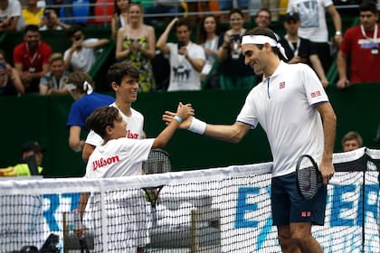 Del Potro peloteó con un nene entre los dos sets.