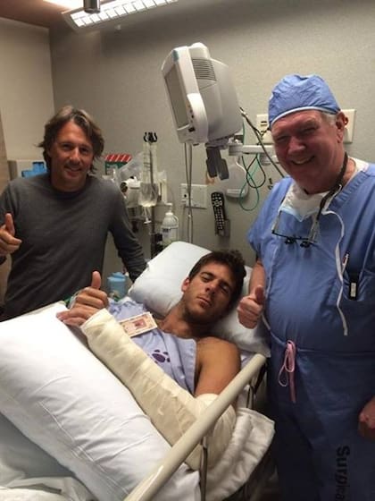 Del Potro, tras una cirugía en la muñeca izquierda, en 2014 y con una foto bendecida por el Papa Francisco, acompañado por su coach Franco Davin y el doctor Richard Berger