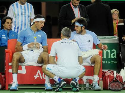 Del Potro y Leo Mayer, química dentro y fuera del court; aquí, en la final de la Davis 2016 en Croacia, con Orsanic como capitán.