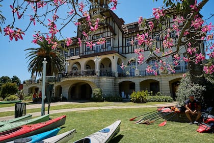Del Riachuelo al Delta: fundado en 1876 en La Boca, el club se mudó después a Tigre, donde levantó el edificio que hoy cumple cien años. Se inauguró con el presidente Marcelo Torcuato de Alvear entre los invitados y fue construido por Siemens, con tejas francesas y mármoles traídos de Europa