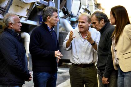 Del Sel, Macri, Reutemann y Martínez, con un productor en Esperanza