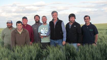 Del Solar, con el premio y el equipo de trabajo en el campo