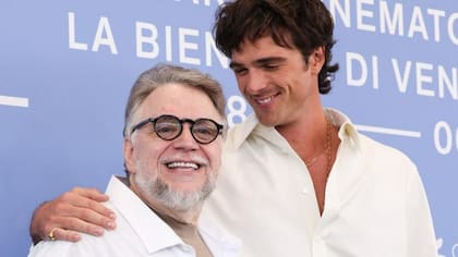 Del Toro y el actor australiano Jacob Elordi, que personifica al monstruo, en la presentación de Frankenstein en el último Festival de Cine de Venecia