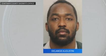 Delange Augustin, de 31 años, forzó un aterrizaje de emergencia tras gritar frases religiosas, agredir a una azafata y tragarse un rosario