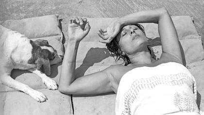 Delante de la cámara de Di Paolo: Anna Magnani en su villa de San Felice Circeo (Roma), 1955