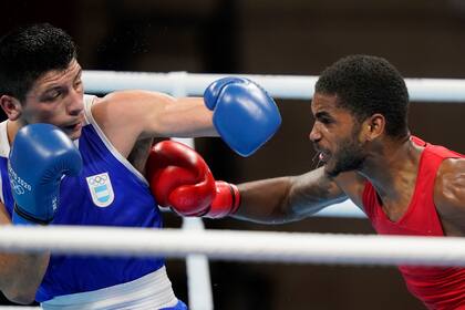 Delante Johnson, de Estados Unidos, en la pelea contra el argentino Brian Arregui durante los Juegos Olímpicos