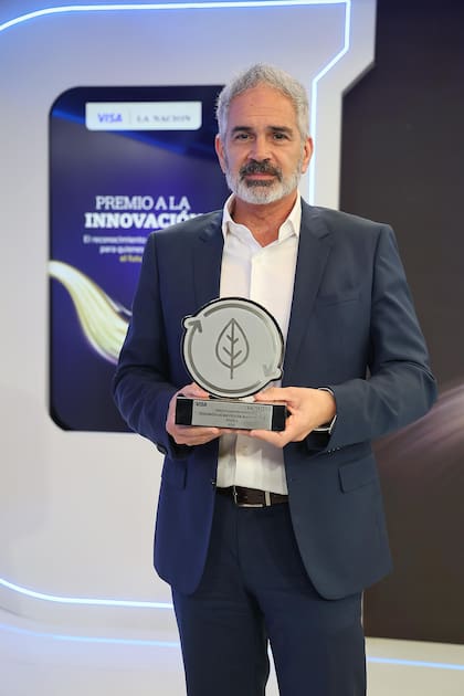 Delbarba del grupo L posa junto al reconocimiento