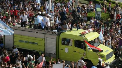 Delbonis, en la autobomba y rodeado de una multitud