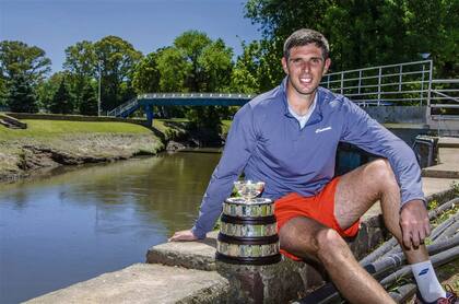 Delbonis, en su ciudad, Azul, con la réplica de la Copa Davis que atesora