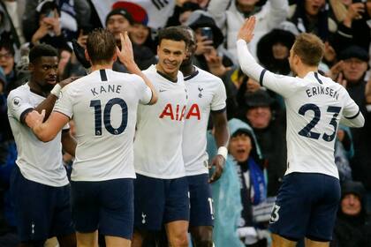 Dele Ali festeja con Harry Kane uno de los goles de la victoria de Tottenham
