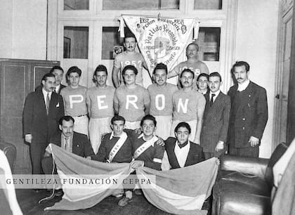 Delegación de afiliados peronistas que fue a Luján por la reelección del general Perón.