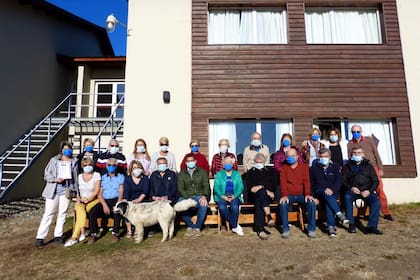 Antes de embarcarse, lo pasajeros rindieron un homenaje a sus anfitriones en el hotel