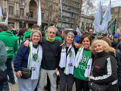 Delegados de INTA, Inase y Parques Nacionales ayer en las afueras del Congreso